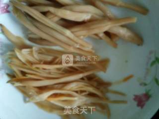 黄花菜拌火龙果皮的做法步骤：6