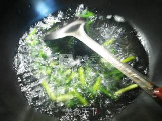 豉香蒜薹炒牛蛙的做法步骤：2