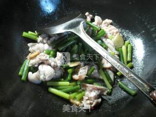 豉香蒜薹炒牛蛙的做法步骤：7