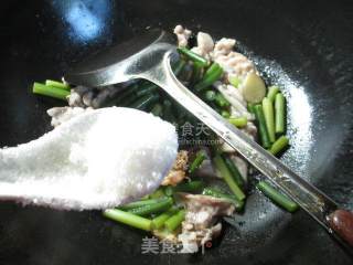 豉香蒜薹炒牛蛙的做法步骤：10