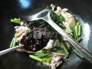 豉香蒜薹炒牛蛙的做法步骤：11