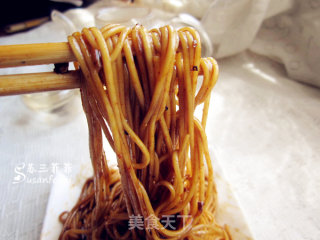 【甜辣拌面】随便做也能做出如此美味的做法步骤：1