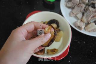 香菇焖排骨的做法步骤：4