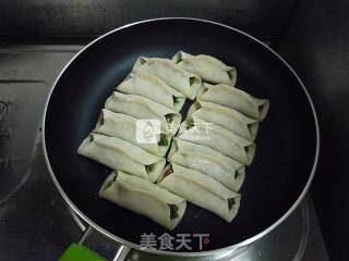 猪肉三鲜锅贴的做法步骤：12