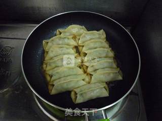 猪肉三鲜锅贴的做法步骤：16