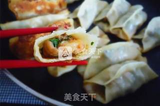 猪肉三鲜锅贴的做法步骤：17