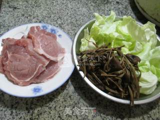 茶树菇圆白菜炖大排的做法步骤：1