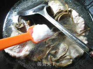 茶树菇圆白菜炖大排的做法步骤：8