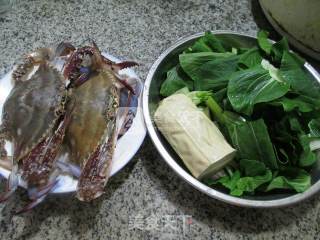 青菜圆素鸡煮螃蟹的做法步骤：1