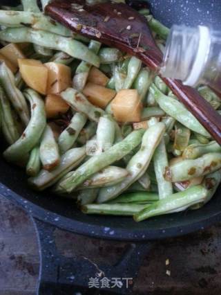 土豆豆角烀饼家常菜的做法步骤：4