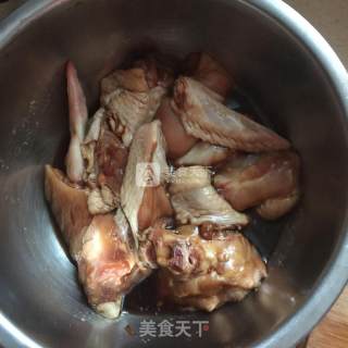 鸡翅炖豆腐的做法步骤：1