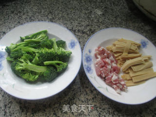 咸肉千张炒西兰花的做法步骤：1