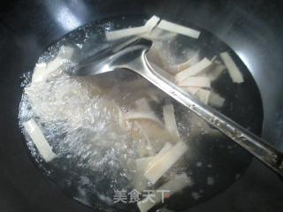 咸肉千张炒西兰花的做法步骤：2