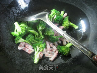 咸肉千张炒西兰花的做法步骤：3