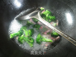咸肉千张炒西兰花的做法步骤：4