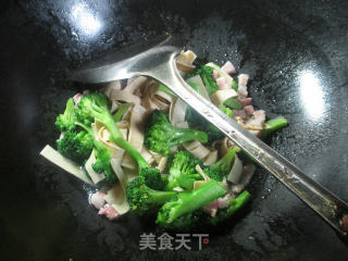 咸肉千张炒西兰花的做法步骤：5