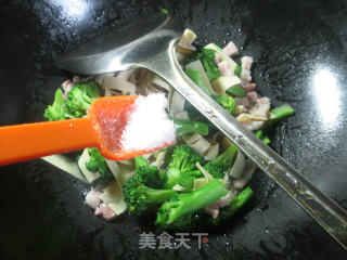 咸肉千张炒西兰花的做法步骤：6