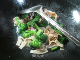 咸肉千张炒西兰花的做法步骤：7