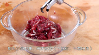 下饭好菜【黄贡椒炒牛肉】的做法步骤：2