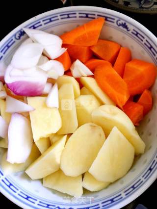 咖喱土豆胡萝卜鸡块的做法步骤：2