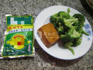 榨菜丝香干炒西兰花的做法步骤：1