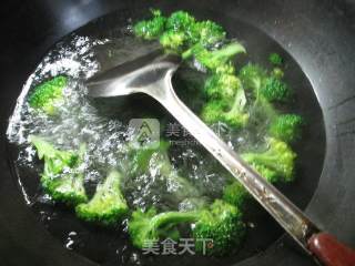 榨菜丝香干炒西兰花的做法步骤：3