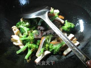 榨菜丝香干炒西兰花的做法步骤：4