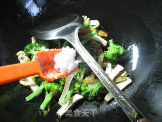榨菜丝香干炒西兰花的做法步骤：5