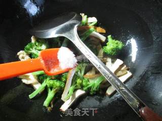 榨菜丝香干炒西兰花的做法步骤：6