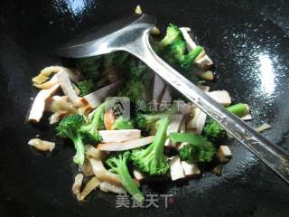 榨菜丝香干炒西兰花的做法步骤：7