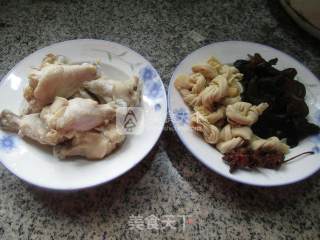 黑木耳千张结烧鸡翅根的做法步骤：1