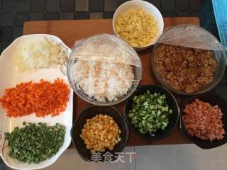 酱油炒饭的做法步骤：2