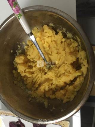 红薯肉松球的做法步骤：1