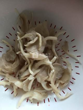 椒盐平菇的做法步骤：1