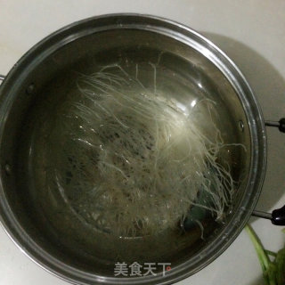 奶汤鲜虾米粉的做法步骤：2