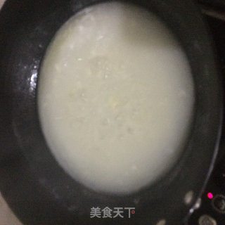 奶汤鲜虾米粉的做法步骤：5