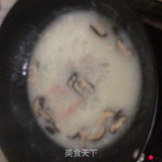 奶汤鲜虾米粉的做法步骤：6