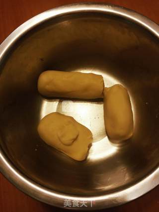蛋黄酥的做法步骤：2