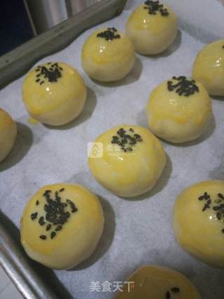 蛋黄酥的做法步骤：16