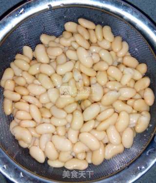 白豆炖肉的做法步骤：1