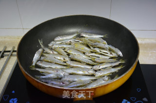 野生溪鱼干的做法步骤：3