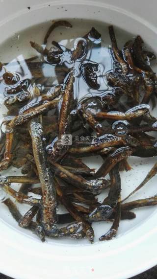 茄丝炒鳅干的做法步骤：1