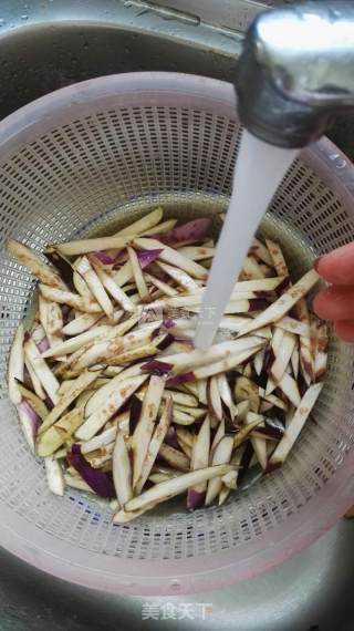 茄丝炒鳅干的做法步骤：2