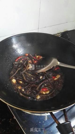 茄丝炒鳅干的做法步骤：5