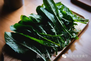 蒲公英炒松茸的做法步骤：2