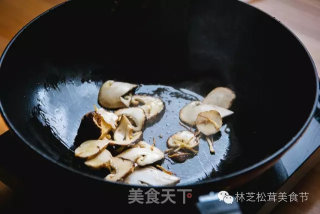 蒲公英炒松茸的做法步骤：5
