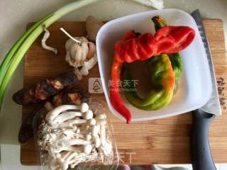 螺丝椒菇菇炒香肠的做法步骤：1