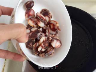 螺丝椒菇菇炒香肠的做法步骤：4
