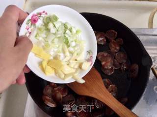 螺丝椒菇菇炒香肠的做法步骤：5
