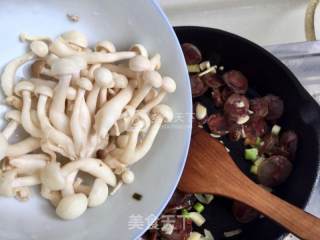 螺丝椒菇菇炒香肠的做法步骤：6